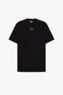 T-shirt nera in cotone con logo al petto e stampa sul retro in viola 