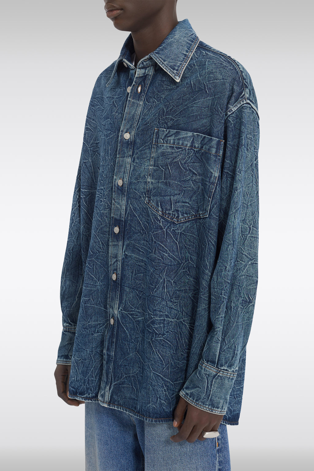 alt-image__Camicia-in-denim-blu-scuro-effetto-sgualcito