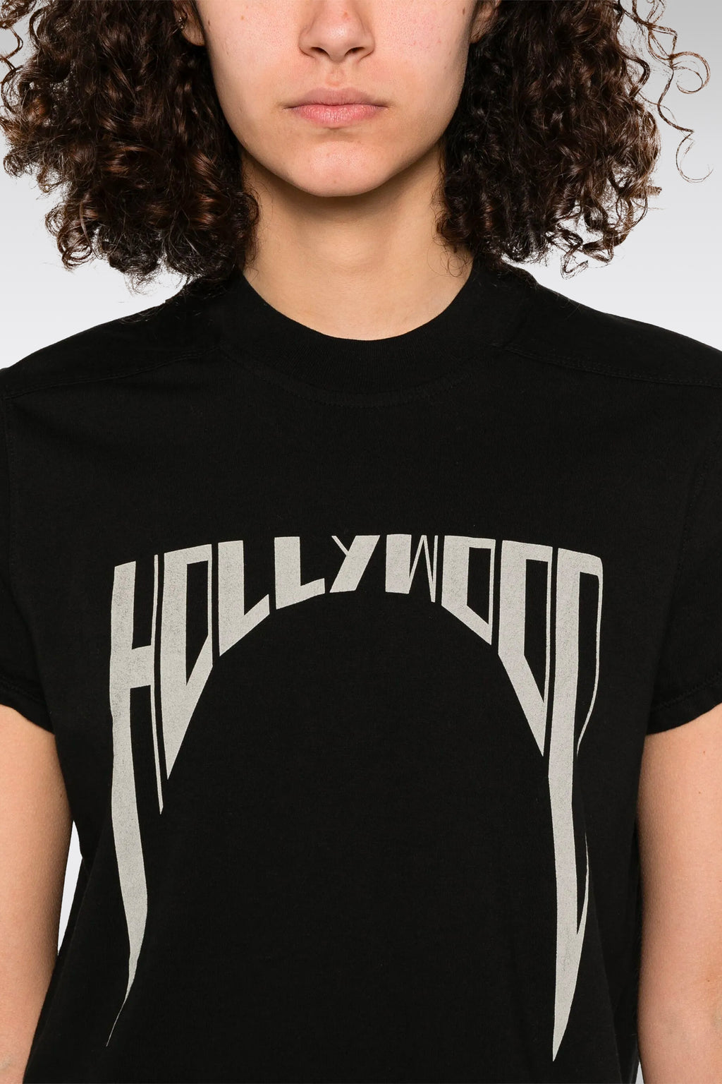 alt-image__T-shirt-nera-corta-con-stampa-Hollywood-frontale---Cropped-Small-Level-T