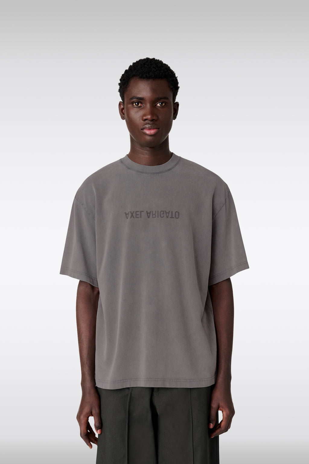 alt-image__T-shirt-in-cotone-grigio-lavato-con-logo-stampato-al-petto---Distort-T-shirt