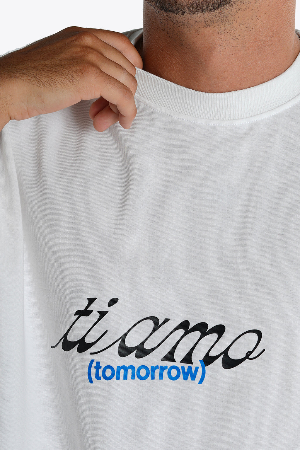 alt-image__T-shirt-bianca-con-slogan-stampato-al-petto