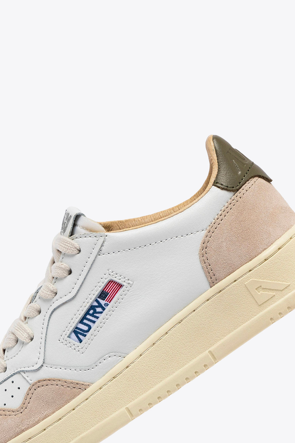 alt-image__Sneaker-bassa-in-pelle-bianca-e-suede-beige-con-tab-verde-fango---Medalist-Low