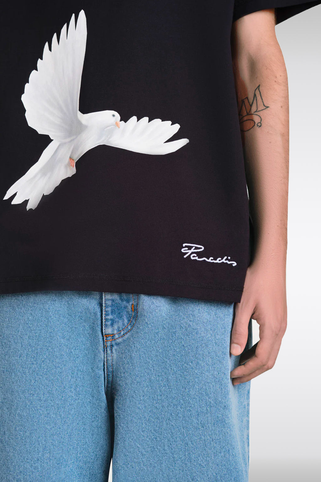 alt-image__T-shirt-nera-boxy-fit-con-stampa-digitale-con-colombe---Freedom-Doves-T-Shirt