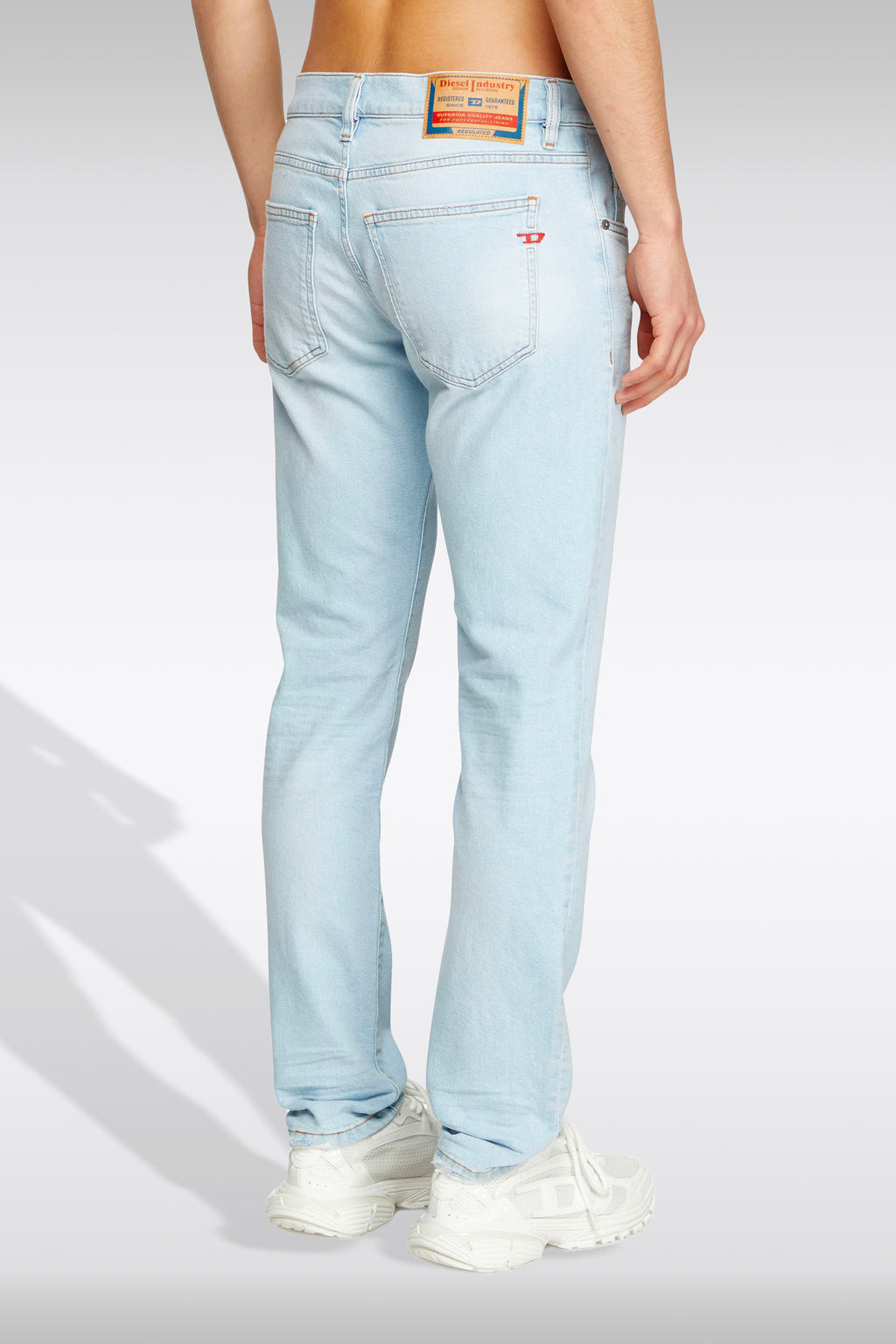 alt-image__Jeans-blu-chiaro-slim-fit-con-rotture---2019-D-Strukt