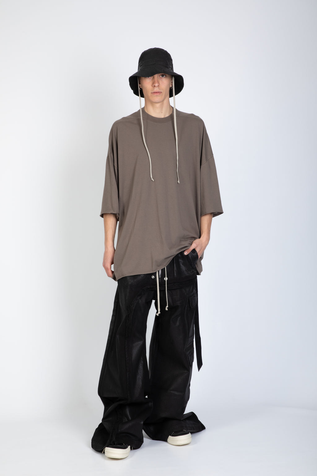 alt-image__T-shirt-marrone-tortora-oversize-con-fondo-a-taglio-vivo--Tommy-T