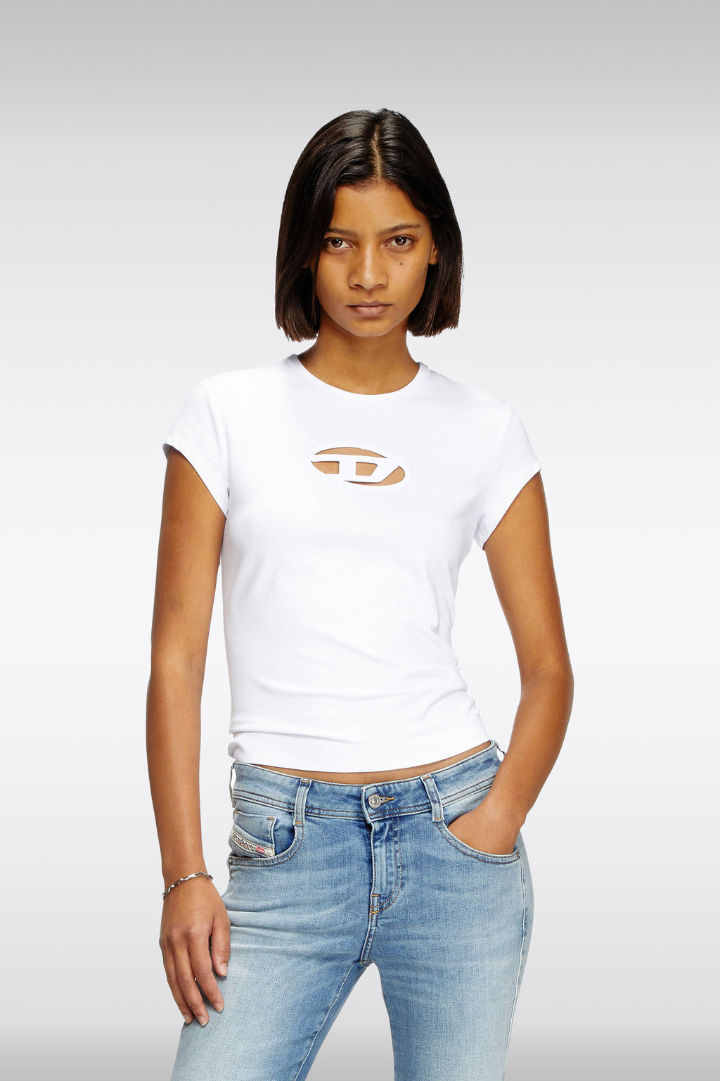 alt-image__T-shirt-bianca-con-logo-oval-D-ricamato---T-Angie