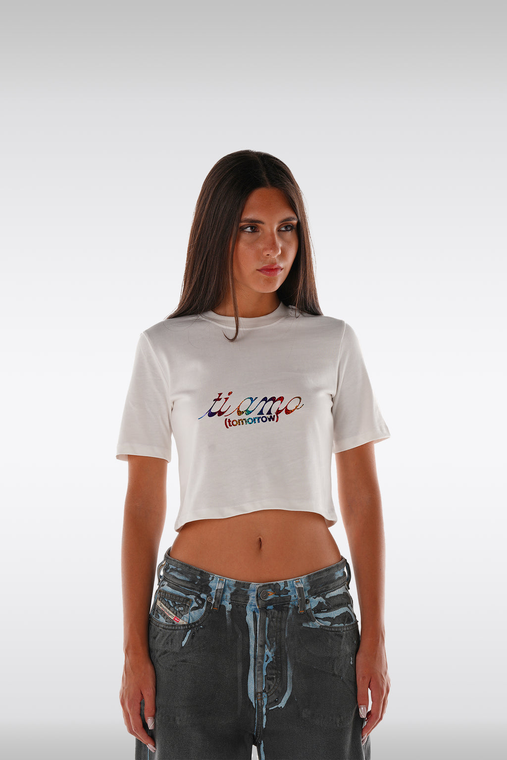 alt-image__T-shirt-bianca-corta-in-cotone-con-slogan-multicolor