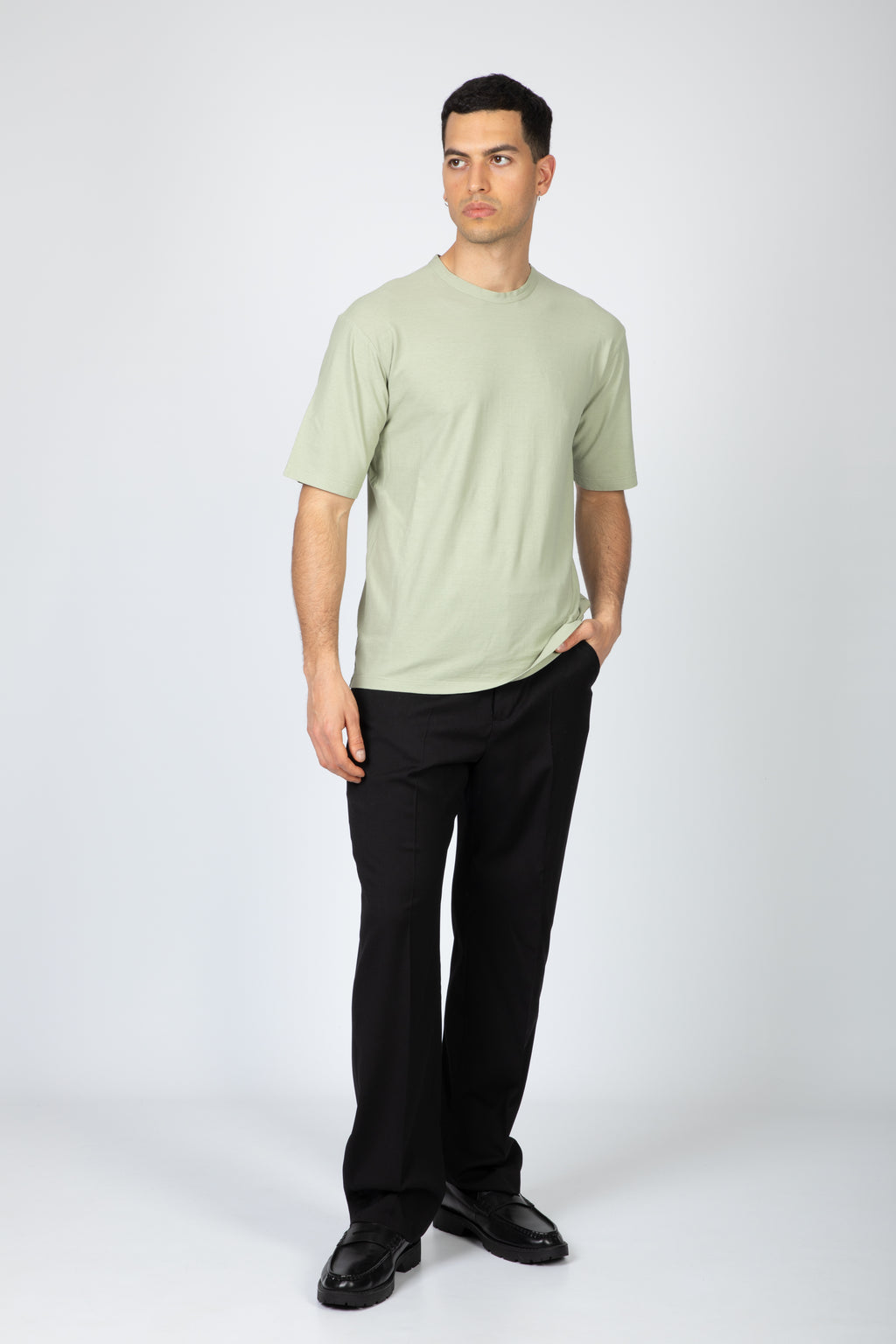 alt-image__T-shirt-in-cotone-leggero-verde-salvia