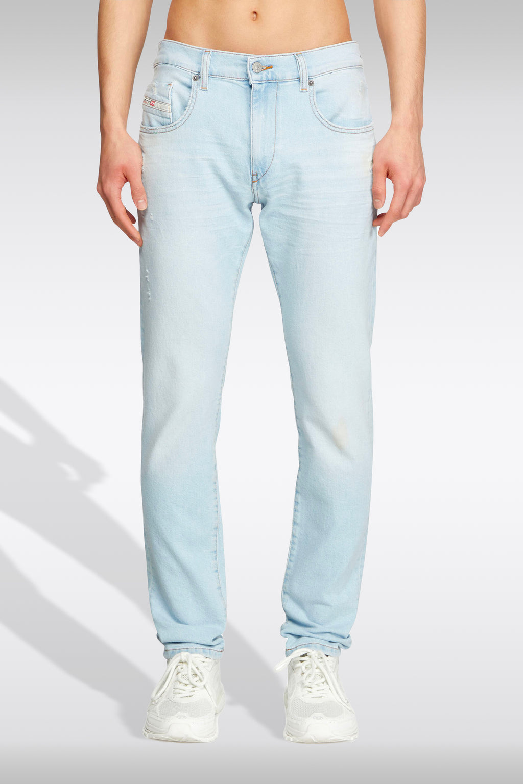 alt-image__Jeans-blu-chiaro-slim-fit-con-rotture---2019-D-Strukt