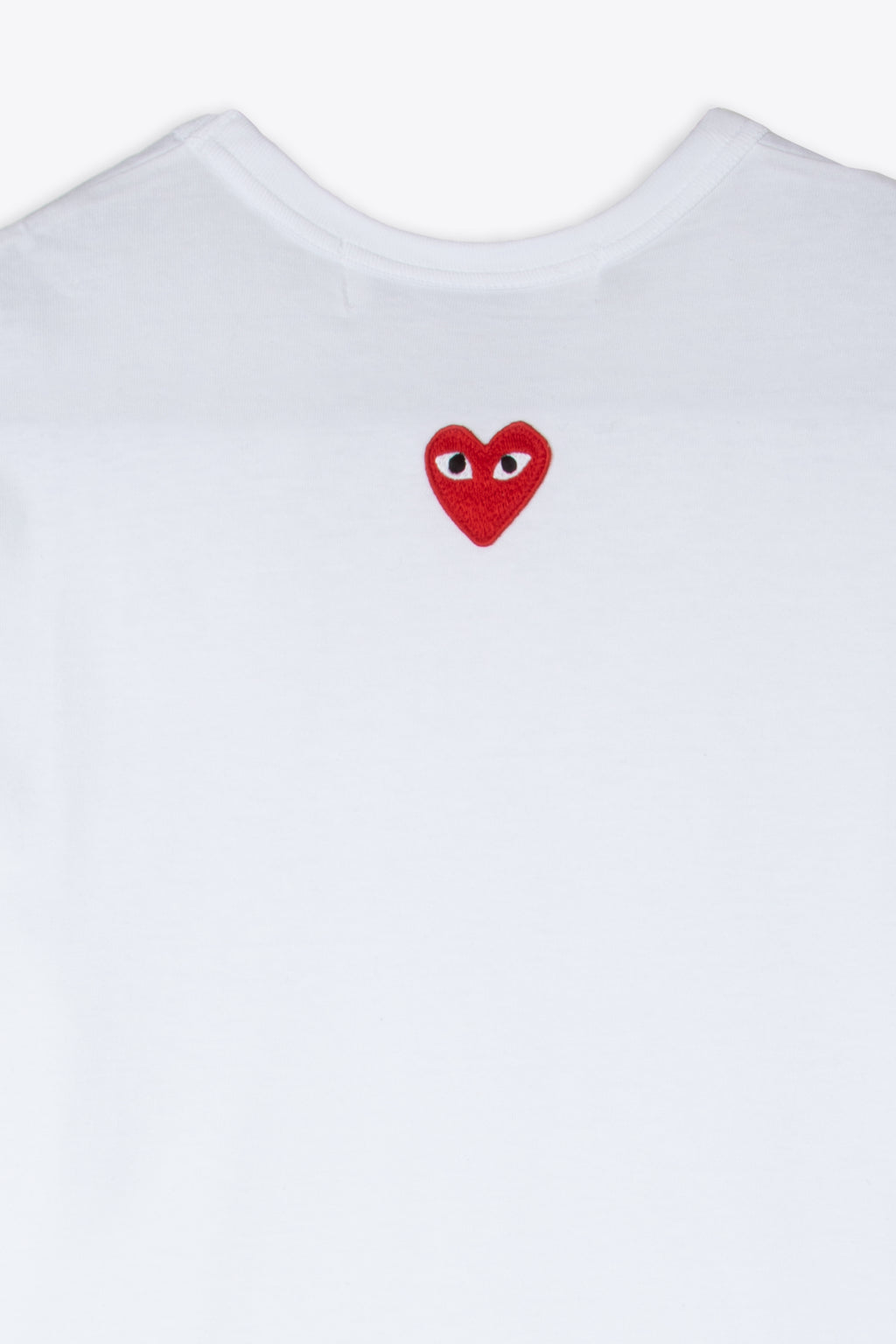 alt-image__T-shirt-bianca-in-cotone-con-cuore-sul-retro