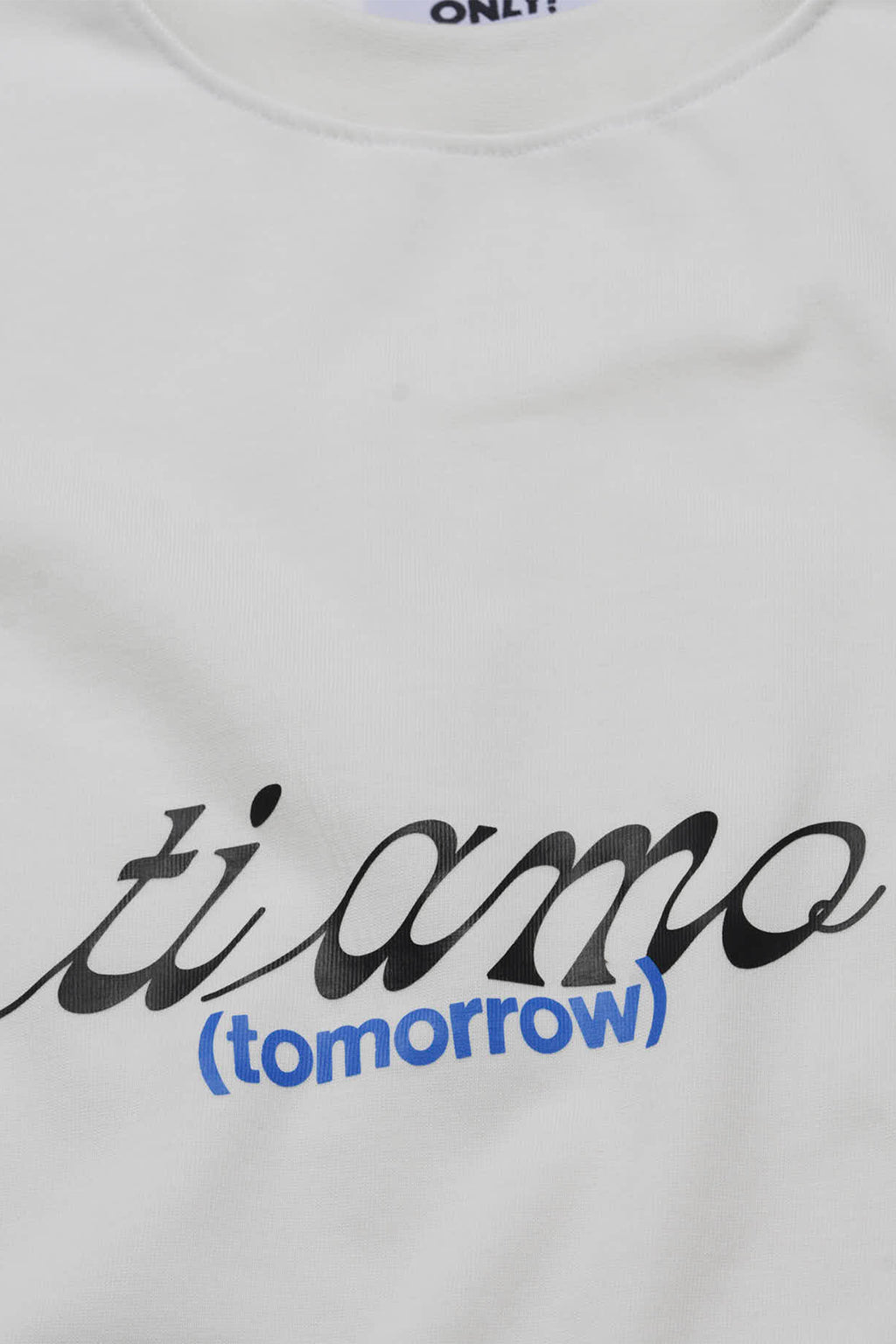 alt-image__T-shirt-bianca-con-slogan-stampato-al-petto