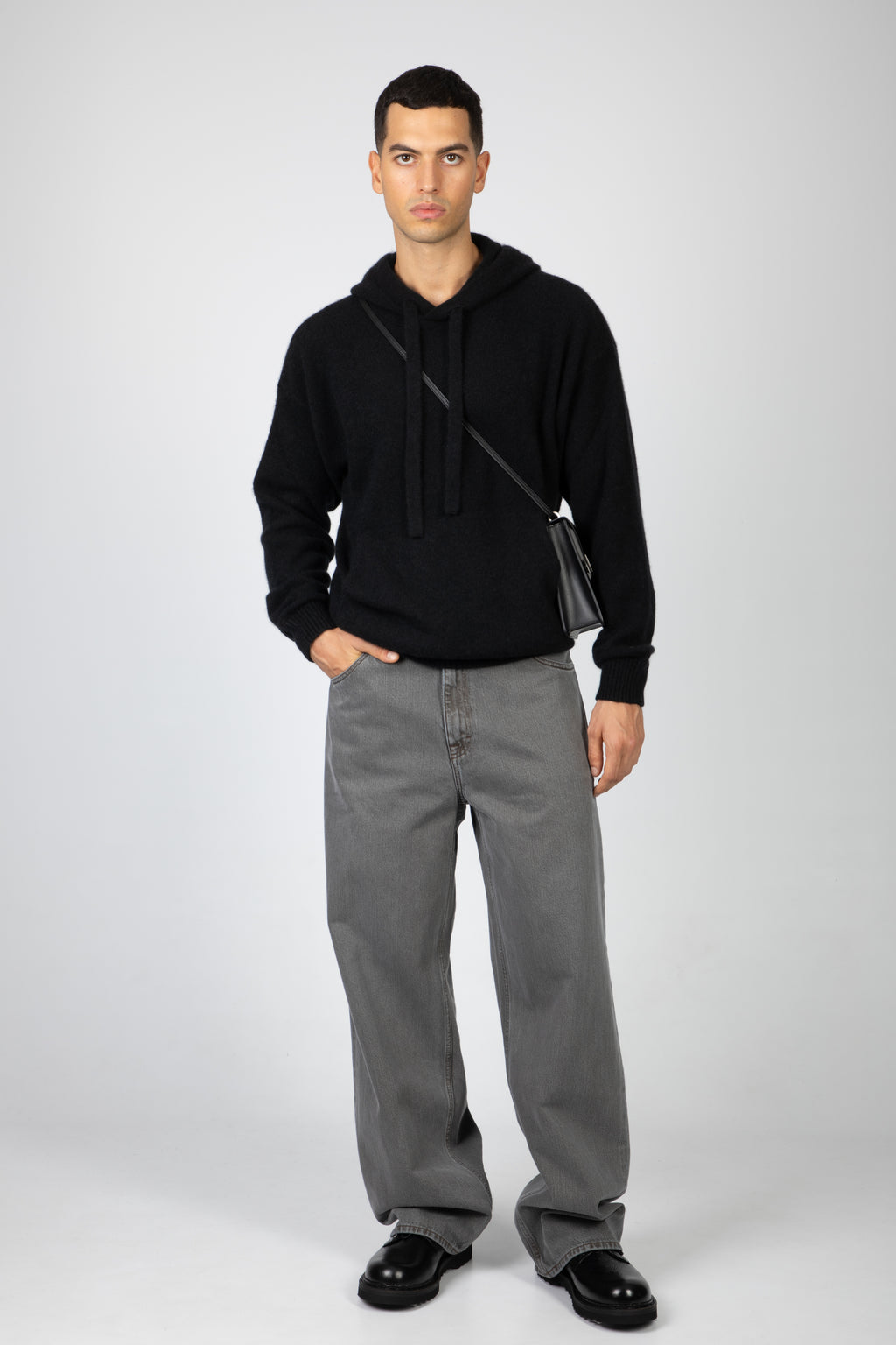 alt-image__Pullover-nero-in-cashmere-con-cappuccio