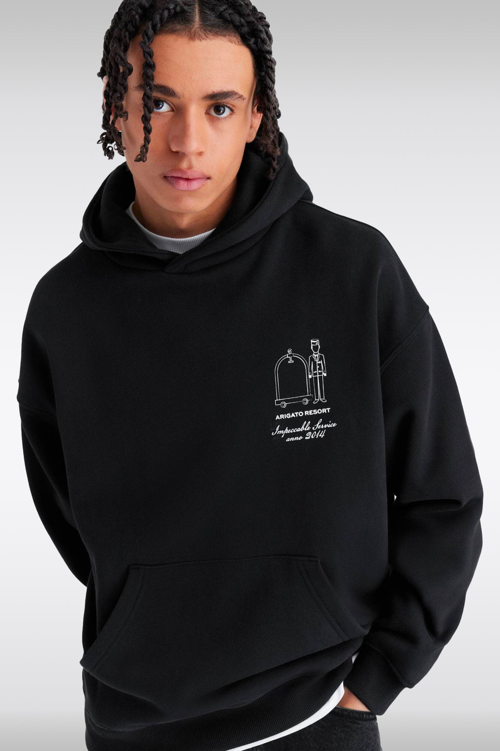 alt-image__Felpa-nera-con-cappuccio-e-grafica-al-petto-e-sul-retro---Resort-Hoodie