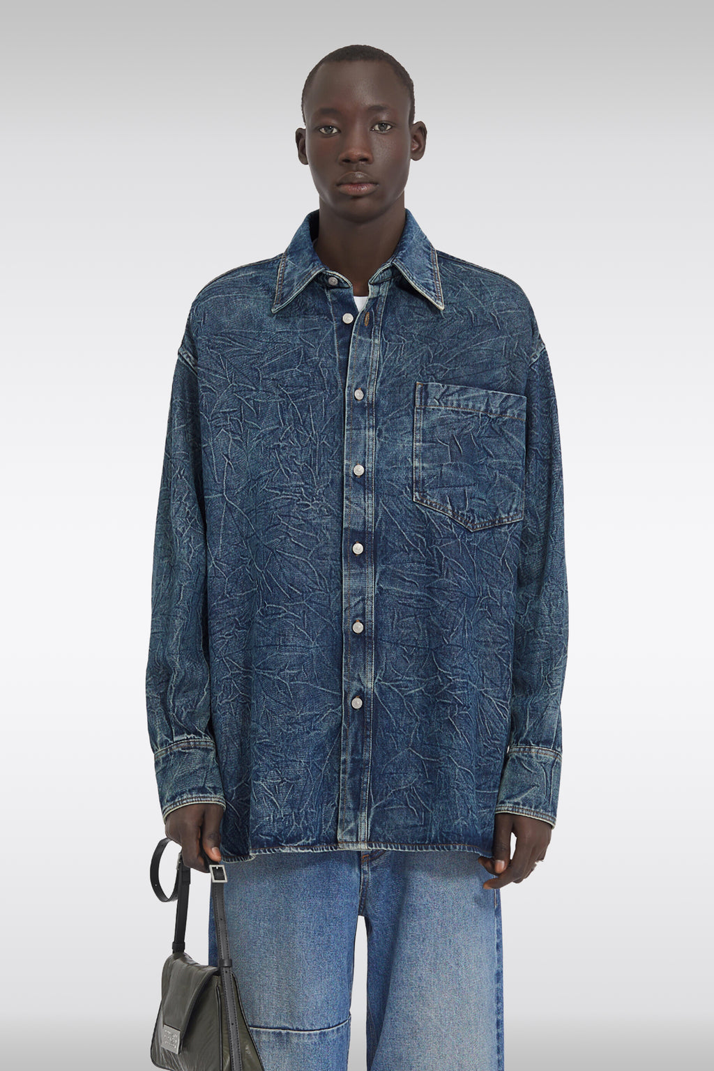 alt-image__Camicia-in-denim-blu-scuro-effetto-sgualcito