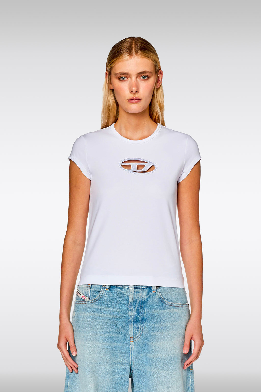 alt-image__T-shirt-bianca-con-logo-cut-out-Oval-D-al-petto---T-Angie