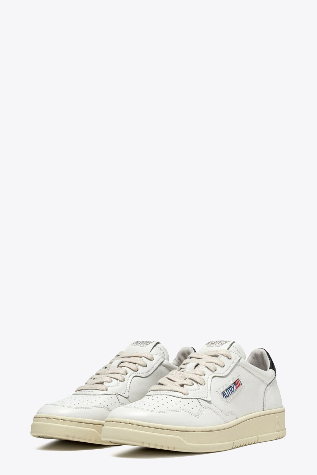 alt-image__White-leather-low-sneaker-with-black-tab---Medalist-Low