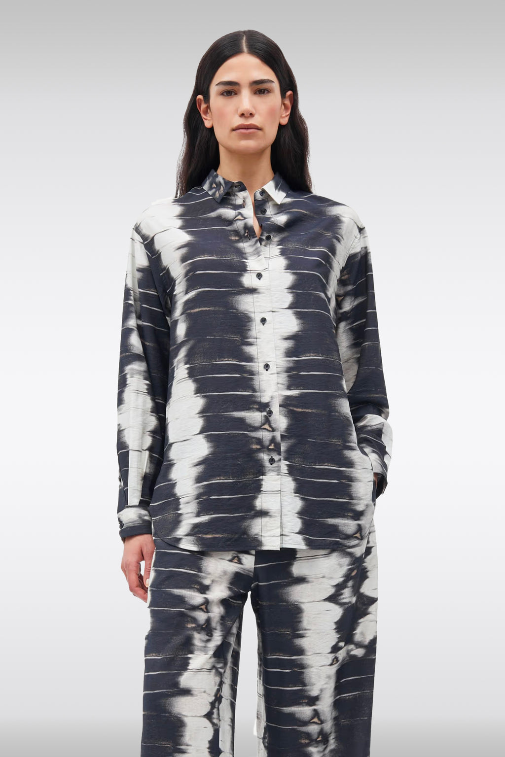 alt-image__Camicia-oversize-in-viscosa-tie-dye-bianco-e-nero---Alfrida-Shirt