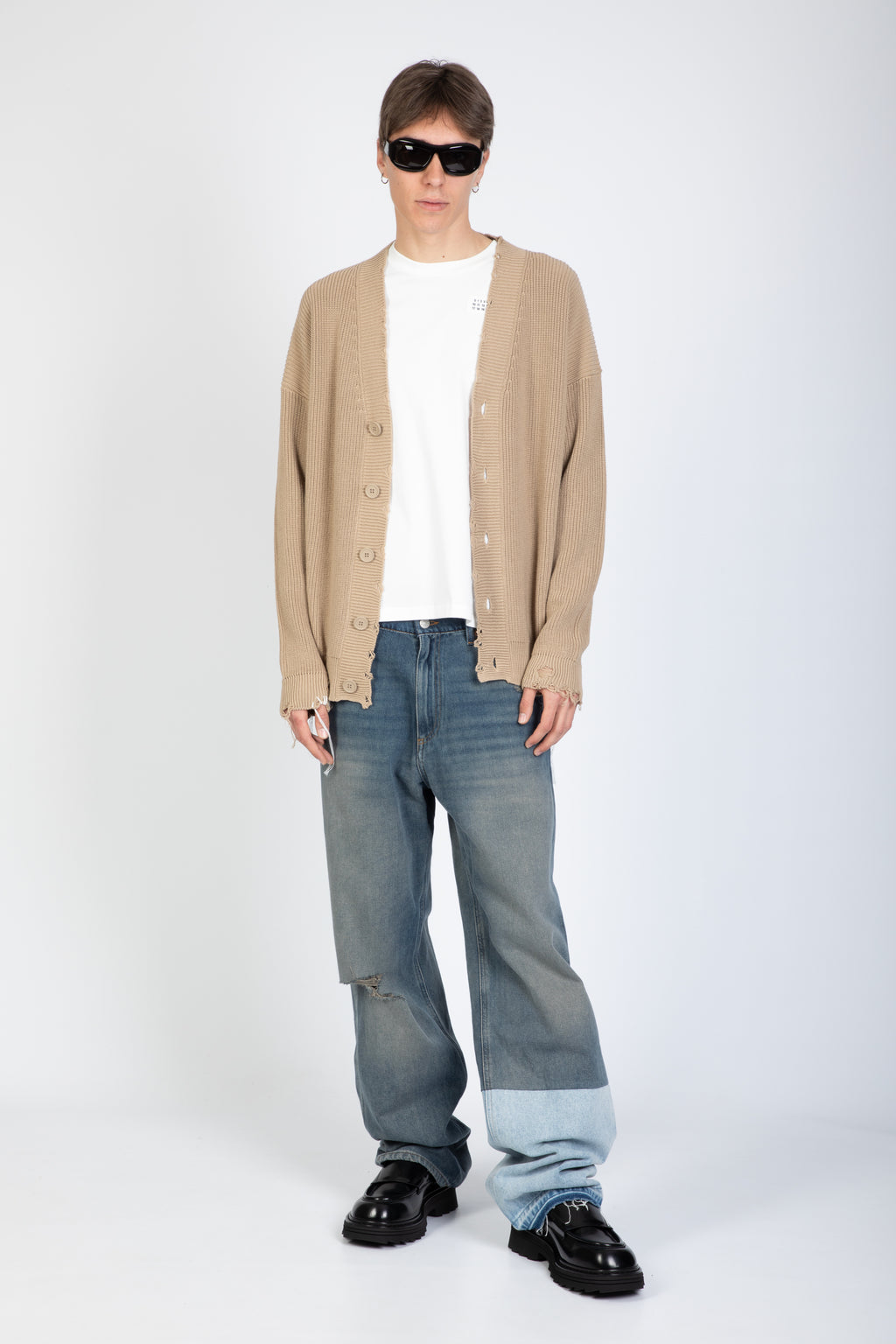 alt-image__Cardigan-in-cotone-beige-con-rotture