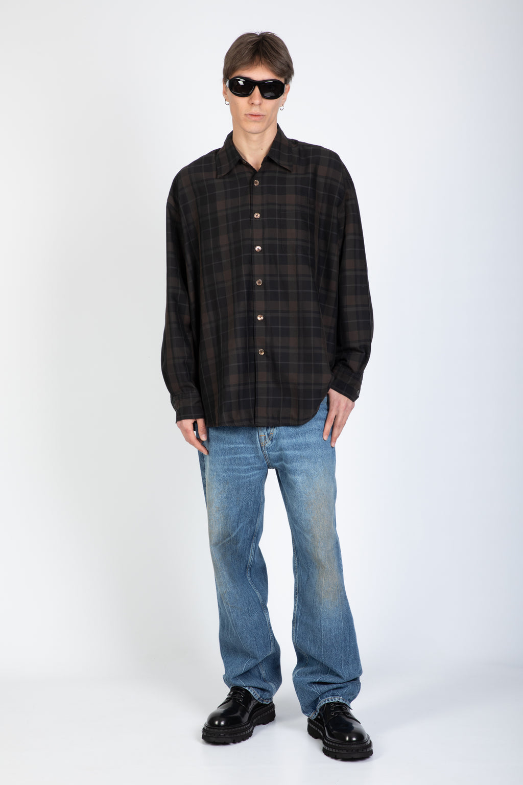 alt-image__Camicia-oversize-in-cotone-a-quadri-marrone-e-nero---Borrowed-Shirt