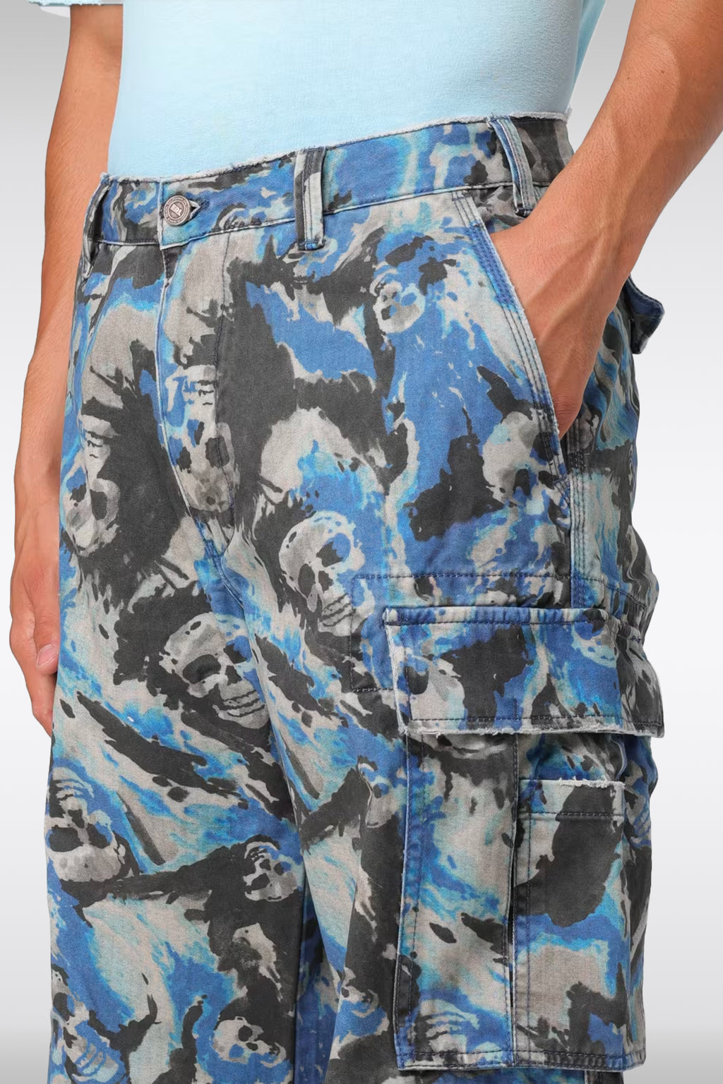 alt-image__Pantalone-cargo-con-stampa-camouflage-blu-e-teschi---Unisex-Skull-Cargo-Pants