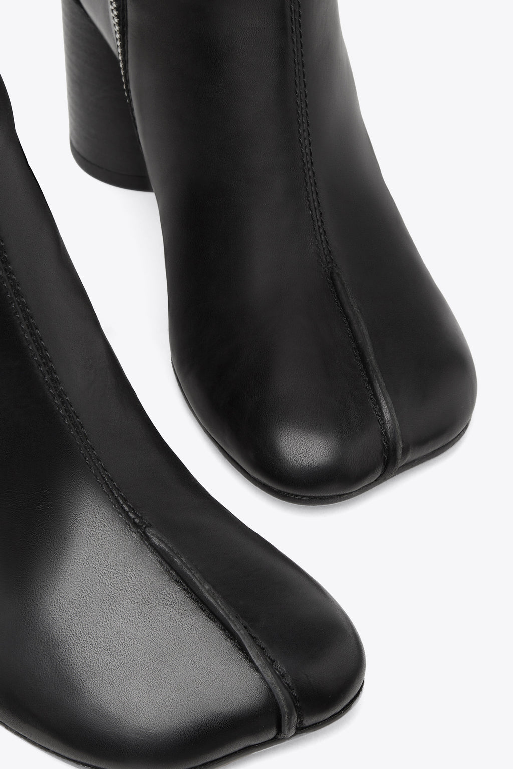 alt-image__Black-leather-ankle-boots-with-anatomic-toe-and-upper-stitching